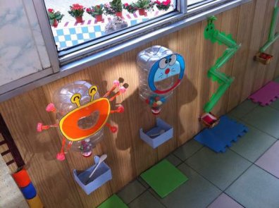 幼儿园生活环境布置:喂动物