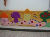幼儿园环境布置墙面：走小路