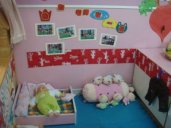幼儿园小班活动区布置：娃娃家墙面布置