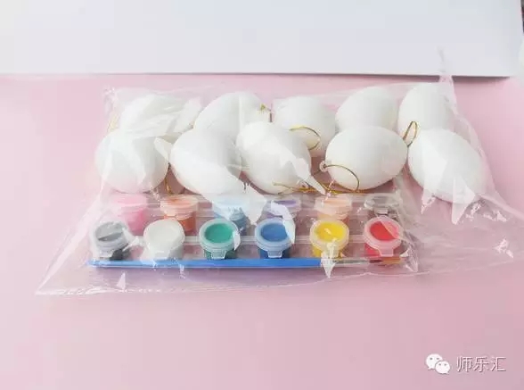 背景: 角色游戏为幼儿提供了实践社会道德行为的机会。幼儿通过扮演的角色,反映着现实生活中人与人的交往关系,模仿社会生活中人们的行为准则,学习他们待人接物的态度,体验他们的情感。而相应的,孩子们有了这些经验的沉淀,在实际生活中,也会很好地去遵守规则,而且会主动要求身边的人也要严格遵守。 实录: 片段一: 和平时一样,孩子们在社会活动室有序地游戏着。突然,在"超市"工作的瑶瑶气呼呼地大喊起来,"银行的工作人员去哪了?谁是银行的工作人员?"孩子们被她突