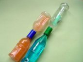 幼儿园自制玩教具图：谁的水溜走的快