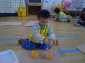 幼儿园混龄体育游戏：舞动乒乓球