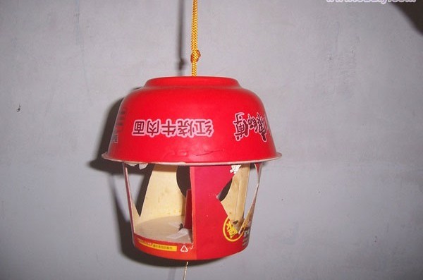 幼儿制作红灯笼